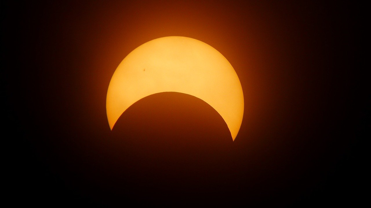 Imagen del sol parcialmente oculto por la luna